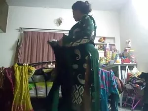 Increíble tetona se  ...