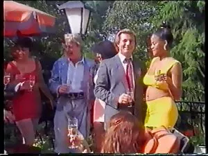 Joven asiática se bu ...