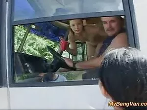 Una madura rubia se  ...