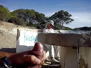 Un hombre frota sus  ...