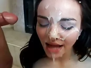 Una joven morena jug ...