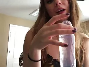 Joven perra bebe vin ...