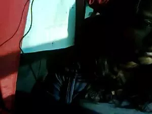 Una jovencita chupar ...