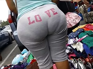 Una joven rubia foll ...